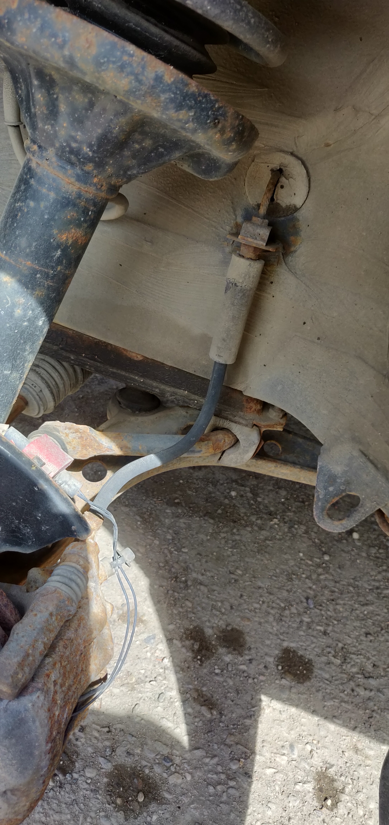 These swaybar bushings look bad. I might have to think about refreshing the suspensions rubber bits.
